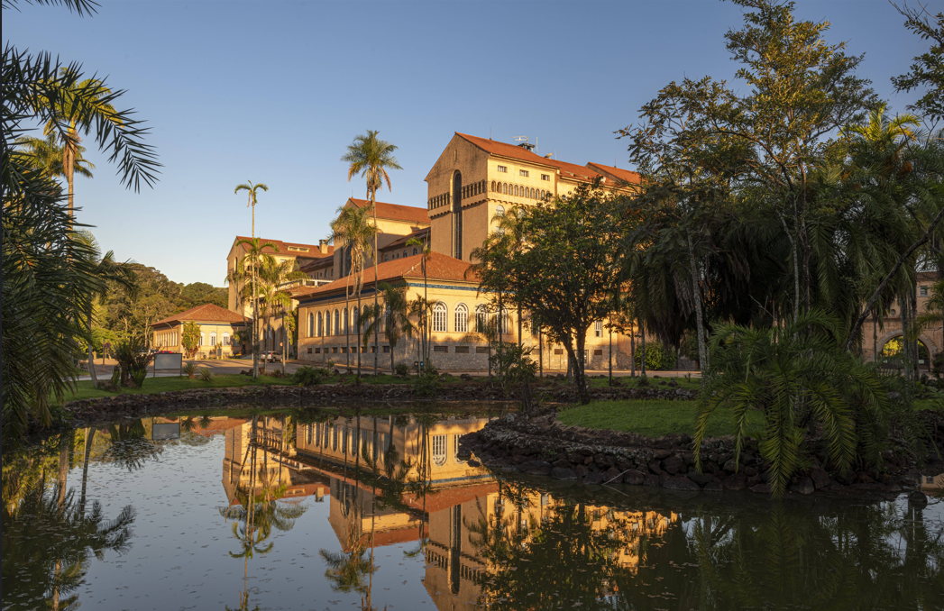 imagem da fachada do grande hotel com lago ao lado